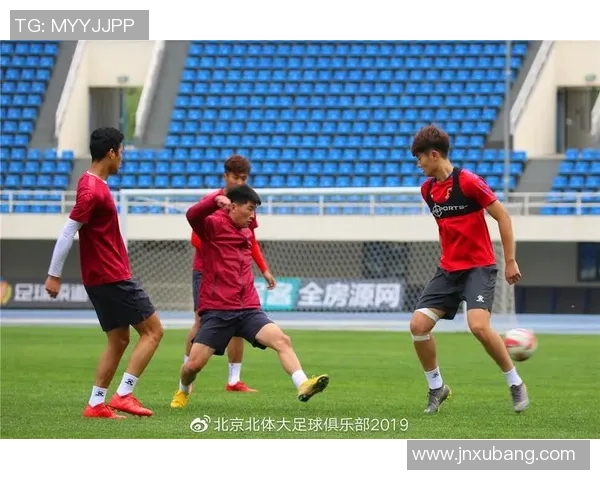 北京足球队灵活战术解析与球队适应能力探讨